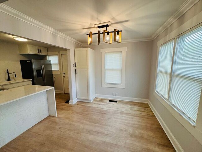 Building Photo - Adorable home minutes from everything
