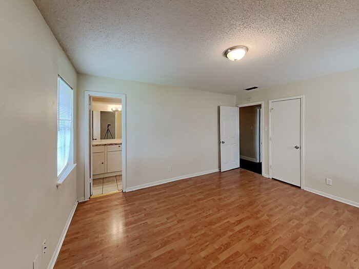 Building Photo - 818 Rea Ave