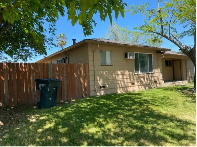 Building Photo - Charming 2 bedroom 1 Bath Duplex ***READY FOR MOVE-IN*** Half Off One Month's Rent Special!!!