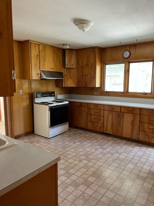 Building Photo - Centrally Located 2 Bed With Washer/Dryer Hookups