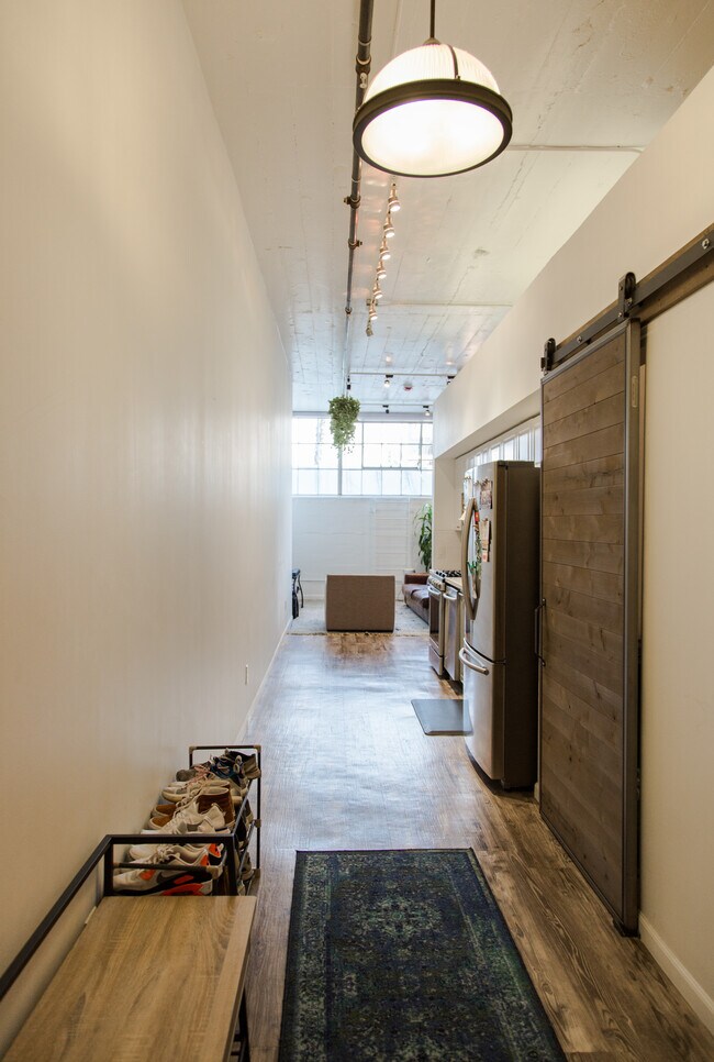 Building Photo - 420 S San Pedro St