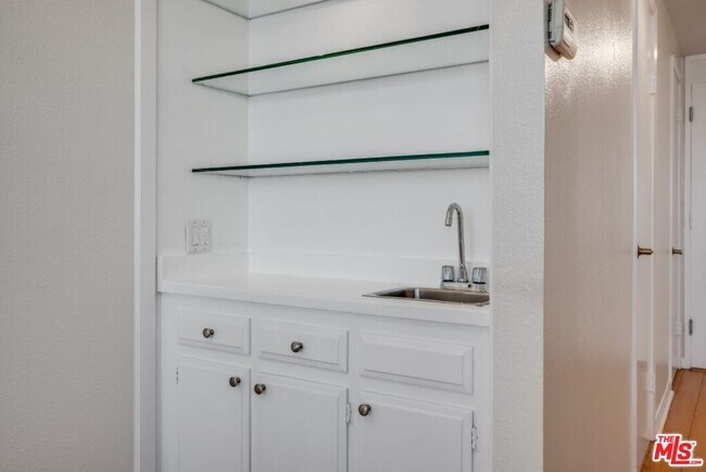 Building Photo - 321 S San Vicente Blvd