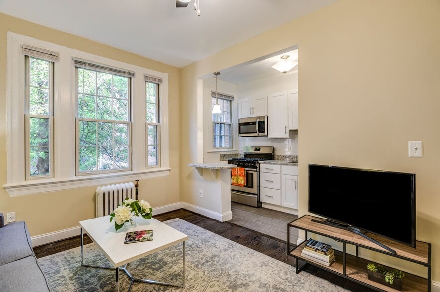 One-bedroom apartment with renovated kitchen - Kew Gardens