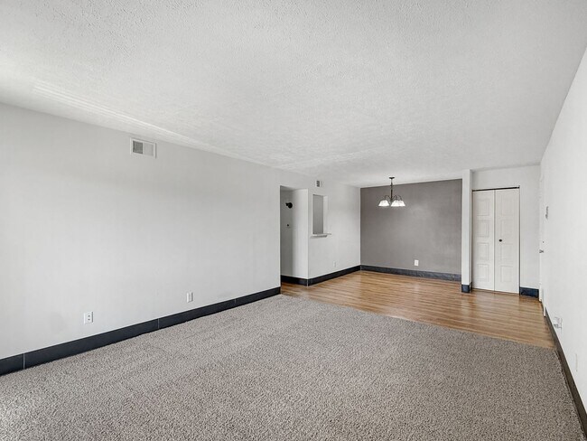 Building Photo - 5560 E Virginia St