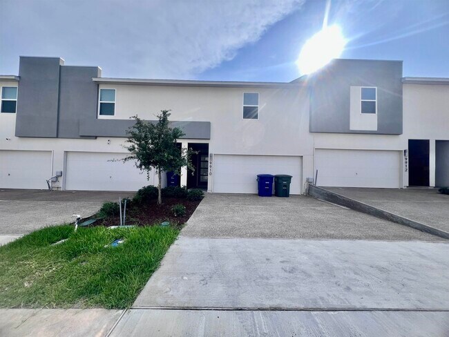 Building Photo - 9910 Bijan Dr