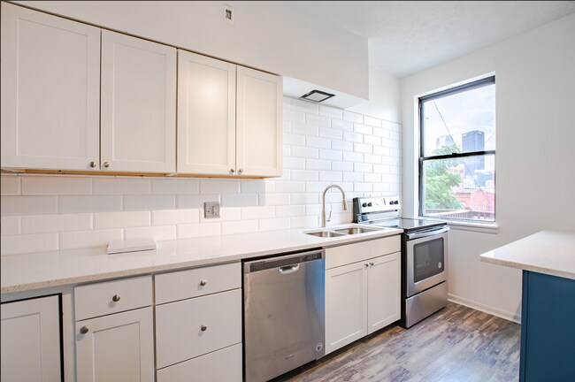 Building Photo - 415 E Carson St