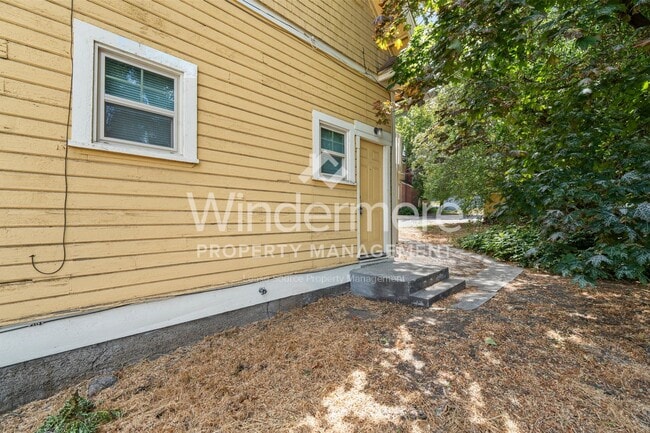 Building Photo - 1612 W 7th Ave