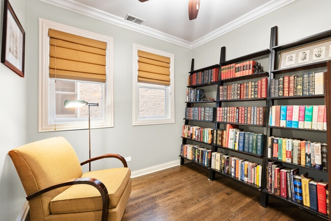 Building Photo - 3635 N Wilton Ave