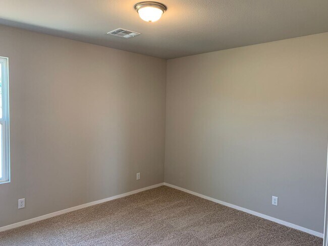 Building Photo - This well-designed 4-bedroom home has a split floor plan that gives the feeling of space.