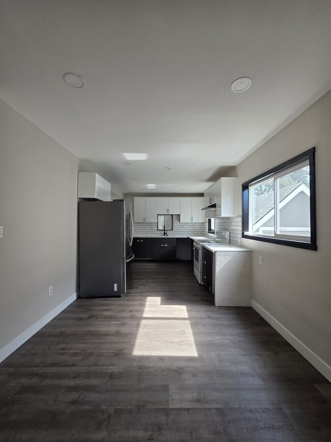 Building Photo - 1060-KE1060 15th St NE