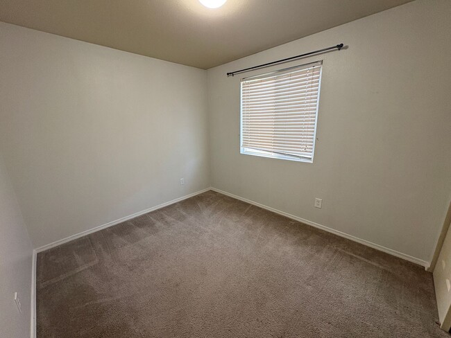 Building Photo - SCHEDULE A TOUR TO VIEW THIS COZY OPEN FLOORPLAN DUPLEX IN REDMOND!!