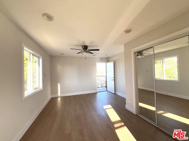 Building Photo - 1016 W 109th Pl