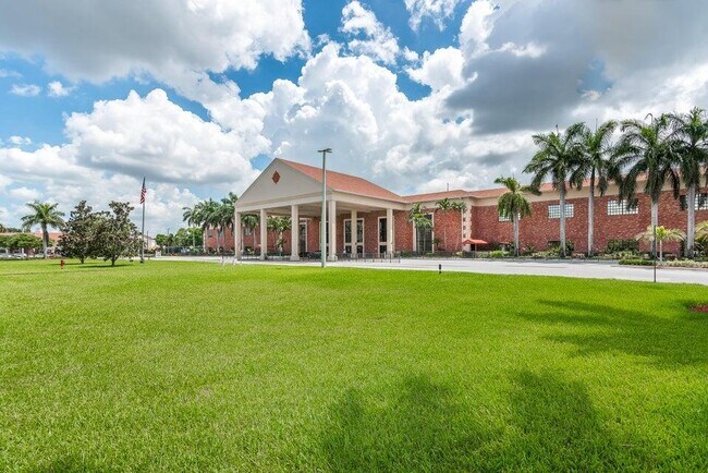 Building Photo - 476 Fanshaw L