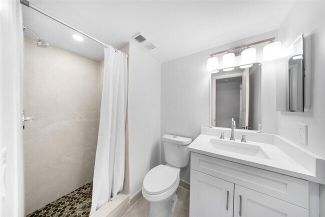 Building Photo - 21905 Lake Forest Cir