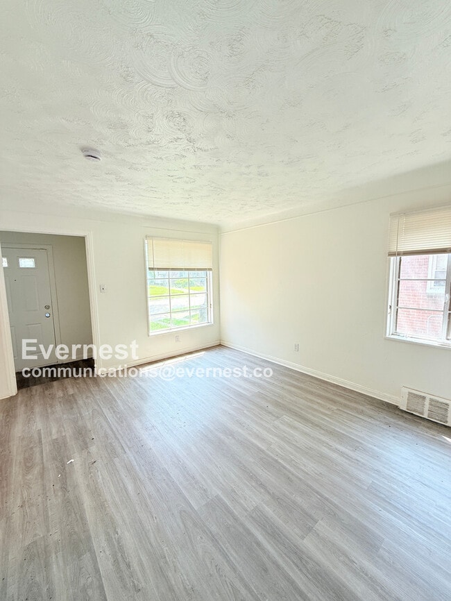 Building Photo - 20527 Rosemont Ave