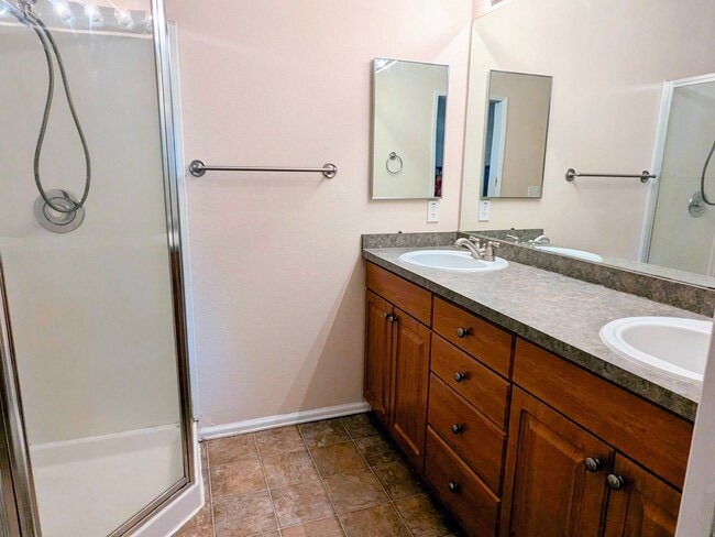 Building Photo - Move in Special:  Sept & Oct only $2,000 /...