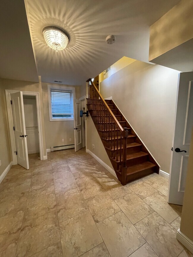 Building Photo - 282 Vernon Ave