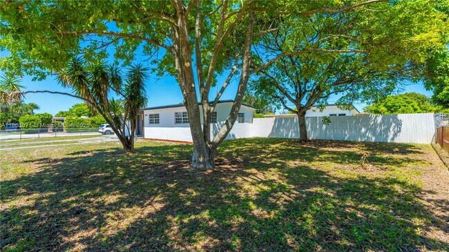 Building Photo - 1773 Lauderdale Manor Dr