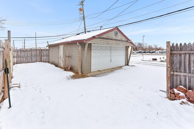 Building Photo - 7645 Fisher Ave