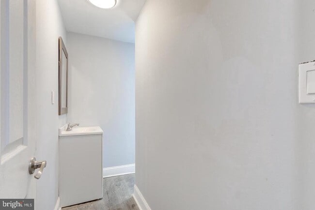 Building Photo - 608 E 9th St