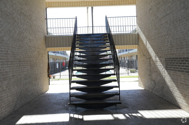 Building Photo - Courtyard Apartments