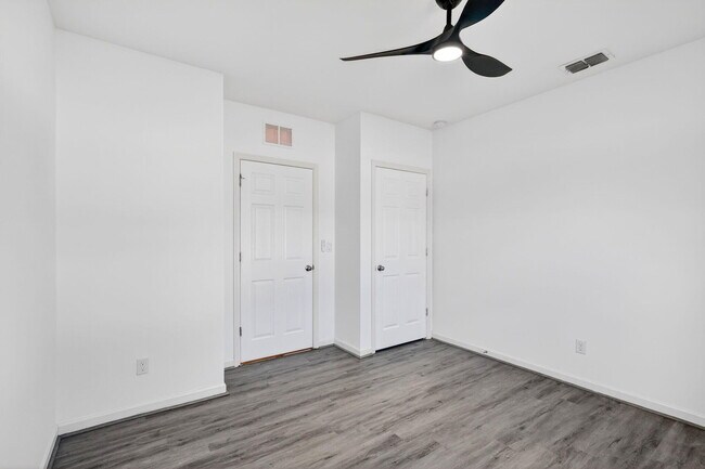 Building Photo - 393 SW Tarra Ave