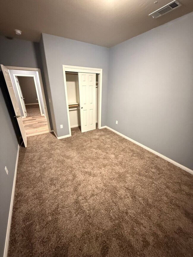 Building Photo - Modern 3-Bedroom Home in Southwest Bakersf...