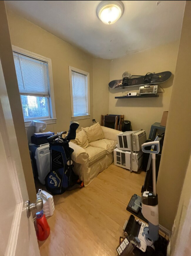 Building Photo - UPDATED MISSION HILL 4 BED/2 BATH WITH EASY TRAIN ACCESS