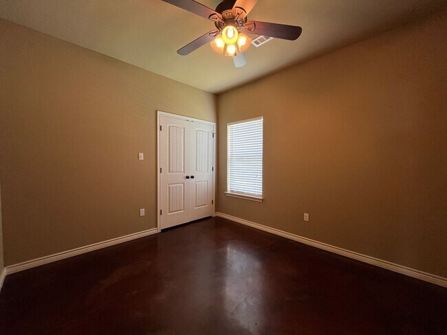 Building Photo - Single Family Home:  4 bedroom, 2 bath