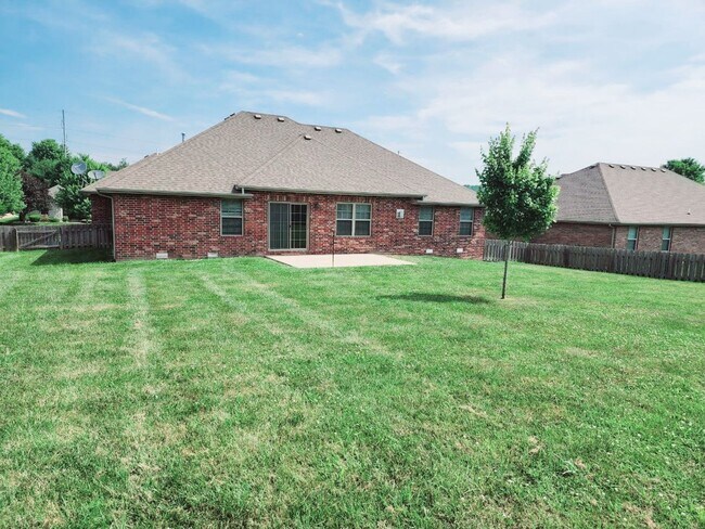 Building Photo - 5040 E Hedgerow Dr