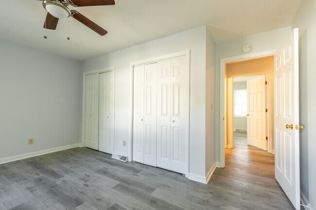 Building Photo - 3 story 2 bed 1.5 bath condo with large ga...