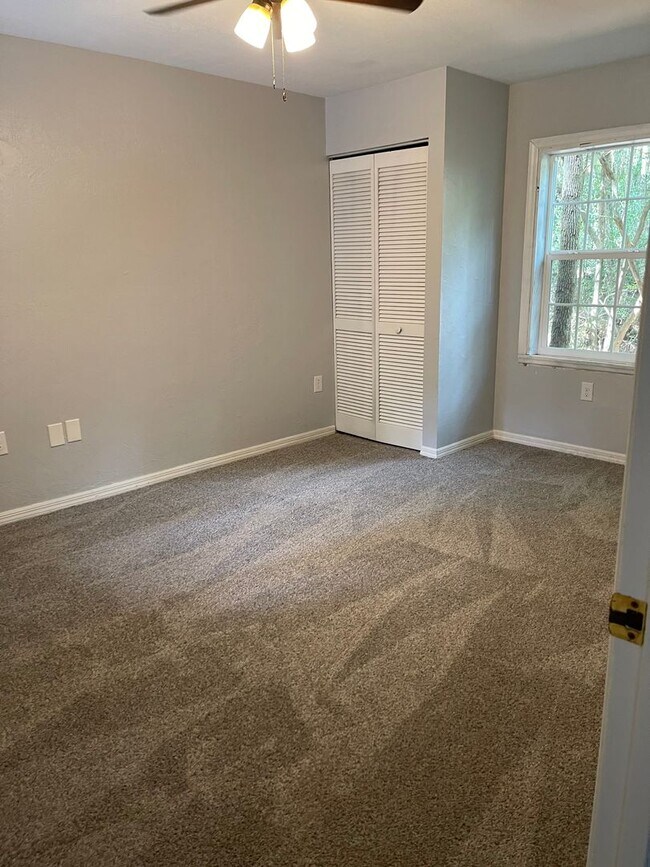 Building Photo - Spacious 2/2 with 2 Car Garage and W/D Hoo...