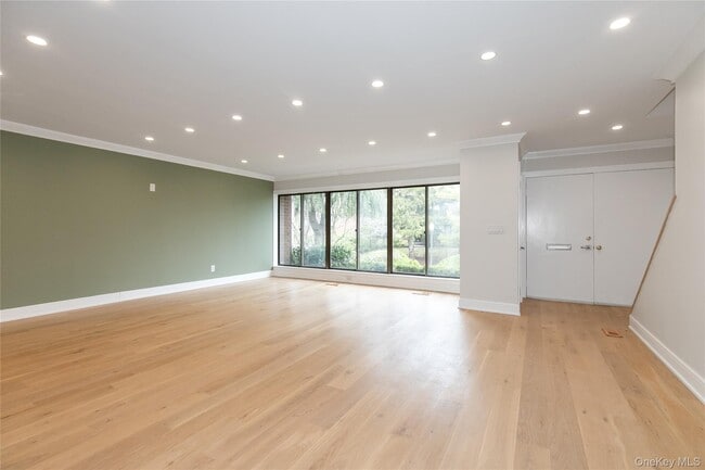 Building Photo - 18 Acorn Ponds Dr