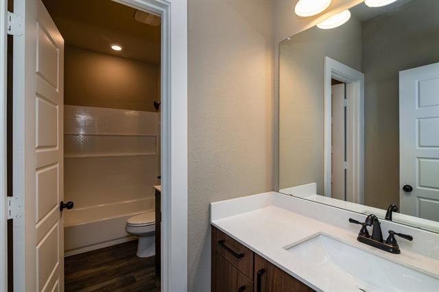 Building Photo - 611 Harvest Moon Dr