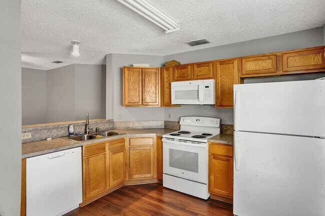 Building Photo - 3 bedroom/ 2 bathroom condo in gated Southern Bridge in ST Johns!