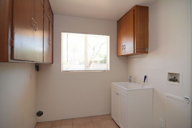 Building Photo - 6 Bedroom 3 Bath Home! Walking distance to University!