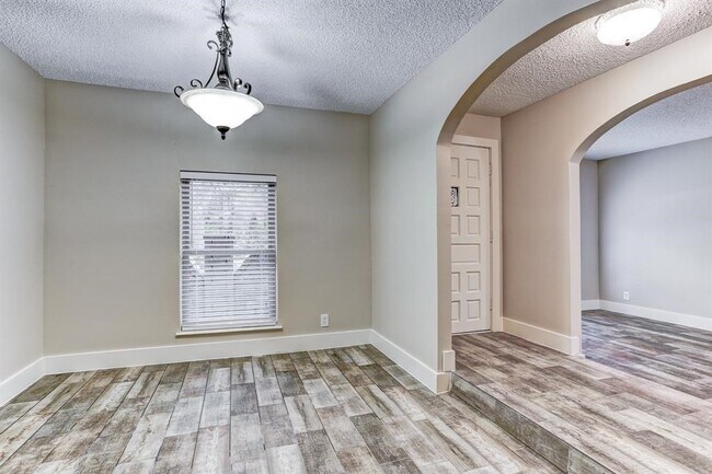 Building Photo - 1827 Riverwood Trail