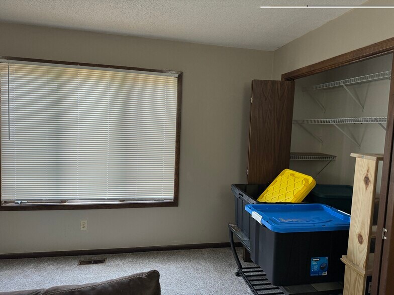 Building Photo - 422 Commodore Dr