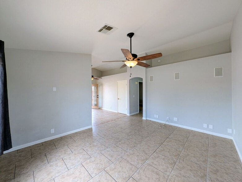 Building Photo - 15746 W Elm St