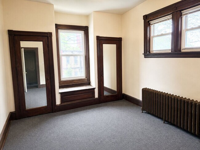 Building Photo - Spacious 6-Bedroom Rental in North Philadelphia | Small Dogs Welcome