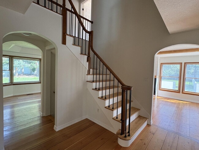 Building Photo - Spacious home in country setting, yet clos...