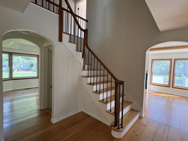 Building Photo - Spacious home in country setting, yet close to amenities