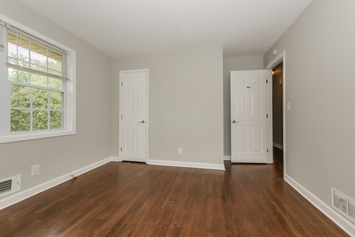 Building Photo - 195 Greenway Dr