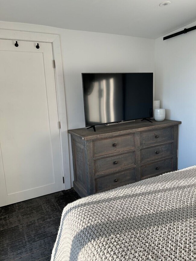 Building Photo - GORGEOUS 2 BED 2 BATH HOME WITH 1 BED 1 BA...