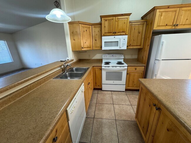 Building Photo - Nice home in Painted Desert! PET FRIENDLY!!