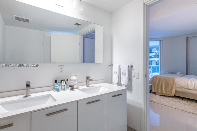 Building Photo - 1300 Brickell Bay Dr