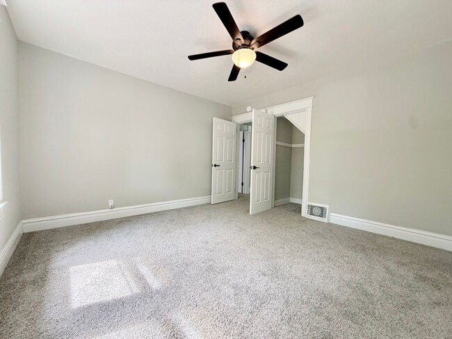 Building Photo - **Hawthorne Place** Pet Friendly 5 Large Bedrooms 2 Full Baths!