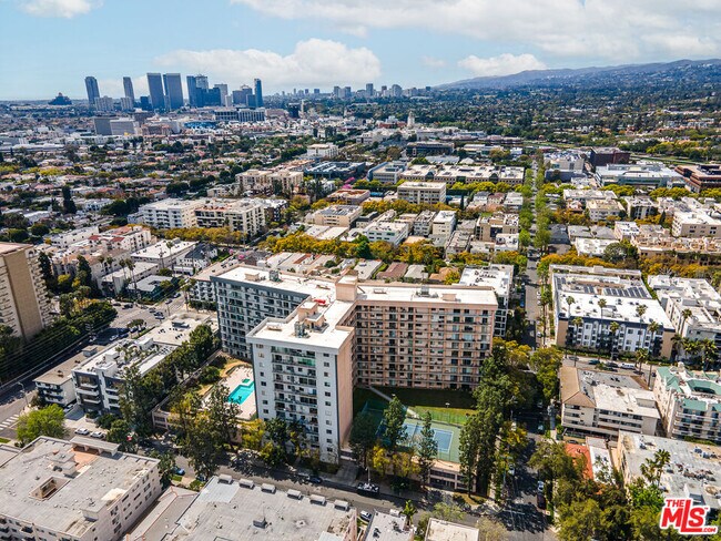Building Photo - 100 S Doheny Dr