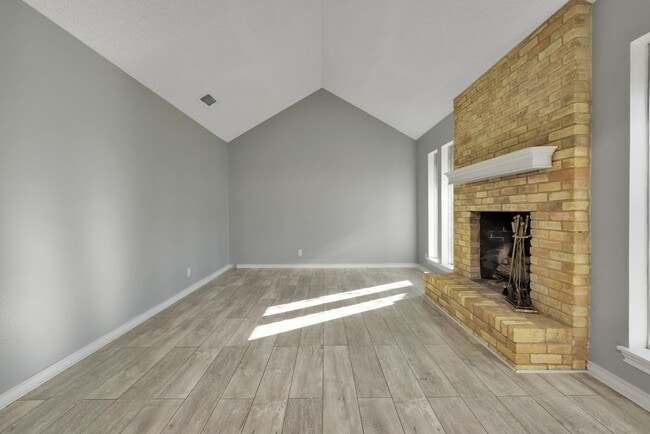 Building Photo - Beautiful home available in Castle Hills!