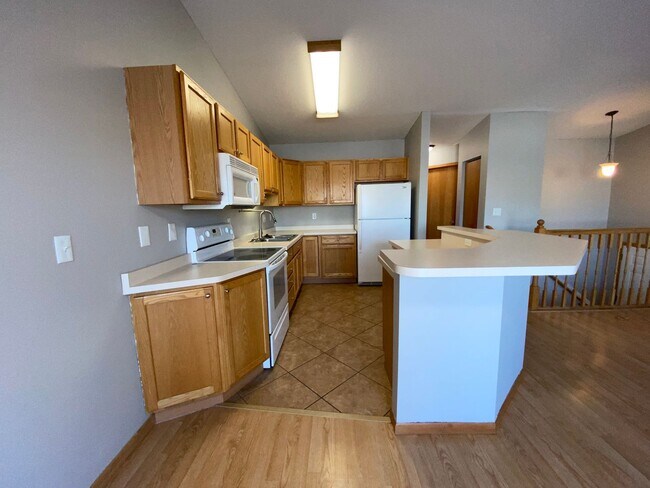 Building Photo - 3 Bedroom Twinhome near the New Sandford Hospital!!